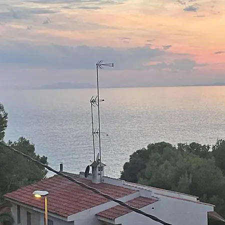 Apartment Front Retro Hideaway In