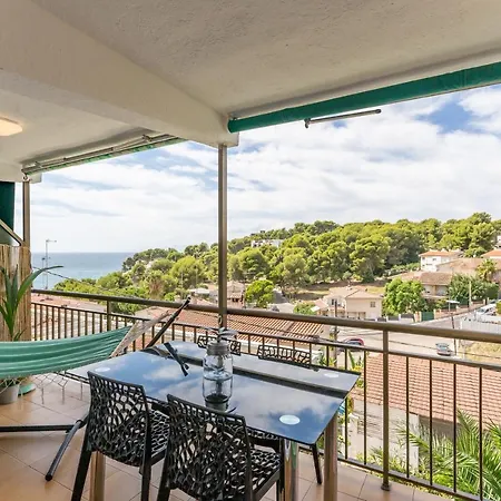 Apartment Front Retro Hideaway In *