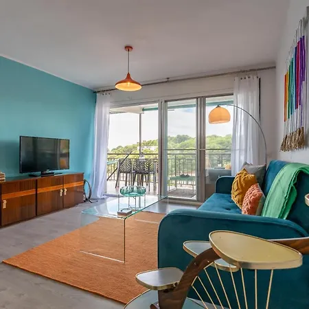 Apartment Front Retro Hideaway In *
