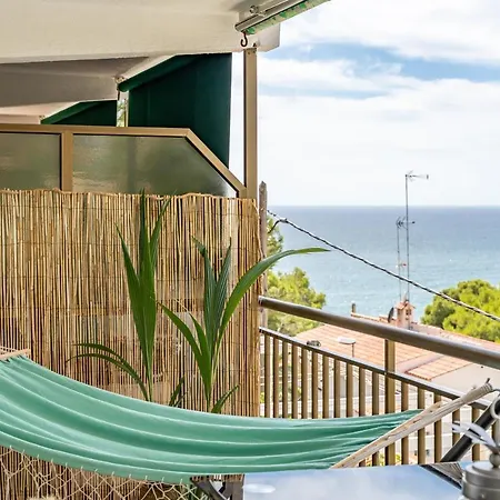 Apartment Front Retro Hideaway In