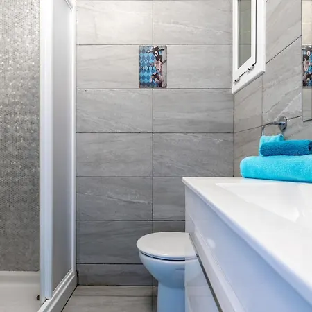 Front Retro Hideaway In