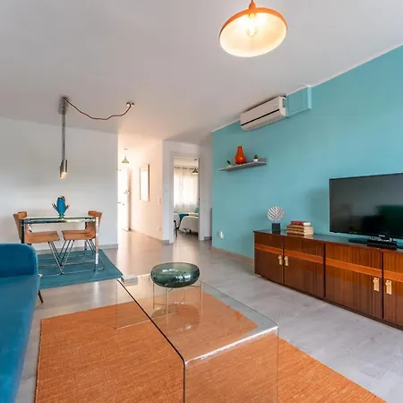 Front Retro Hideaway In Apartment Salou