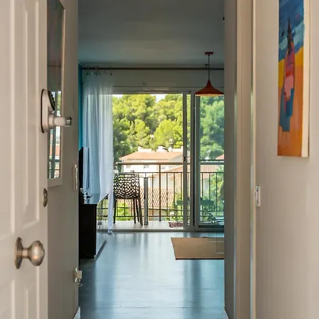 Apartment Front Retro Hideaway In *