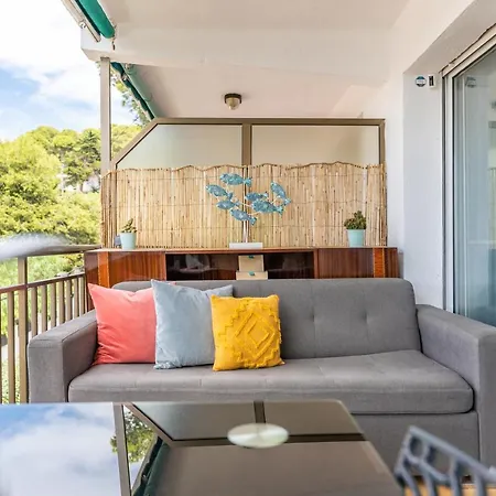 Apartment Front Retro Hideaway In *