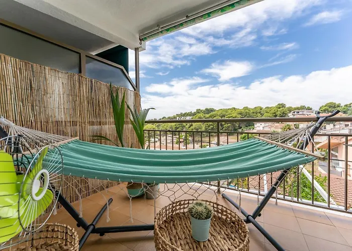 Apartament Front Retro Hideaway In