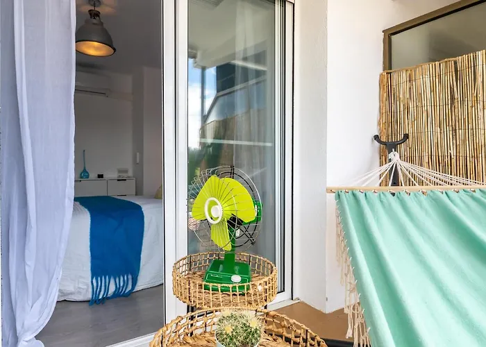 Front Retro Hideaway In Σαλού